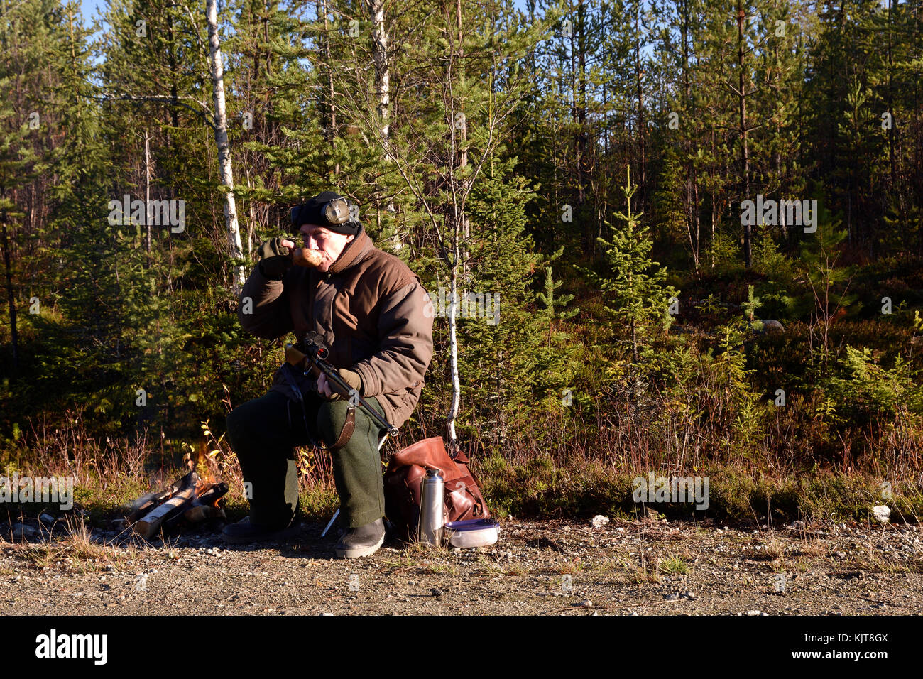 Elch Hunter auf einer Straße Tee trinken für Elche wartet sitzend, Bild aus dem Norden von Schweden. Stockfoto