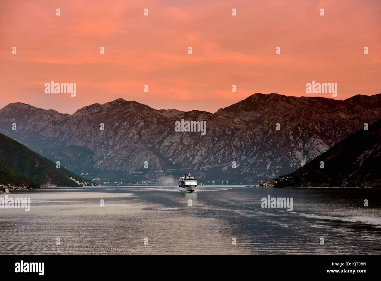 Celebrity Constellation tansitting der Bucht von Kotor im September 2017 Stockfoto