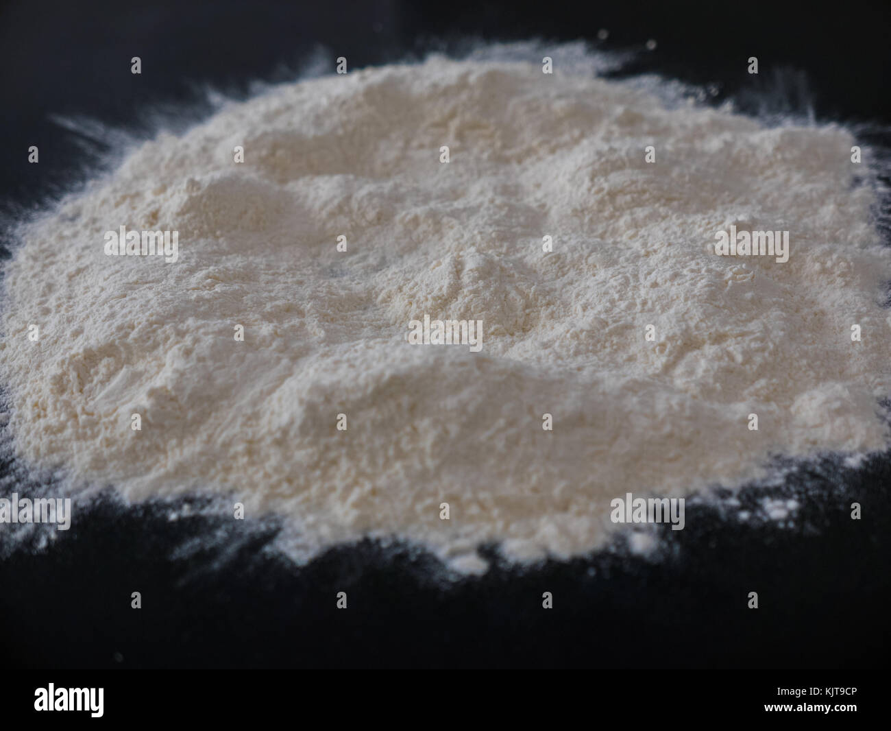 Nahaufnahme der weißen Mehl auf schwarzem Hintergrund. Stockfoto