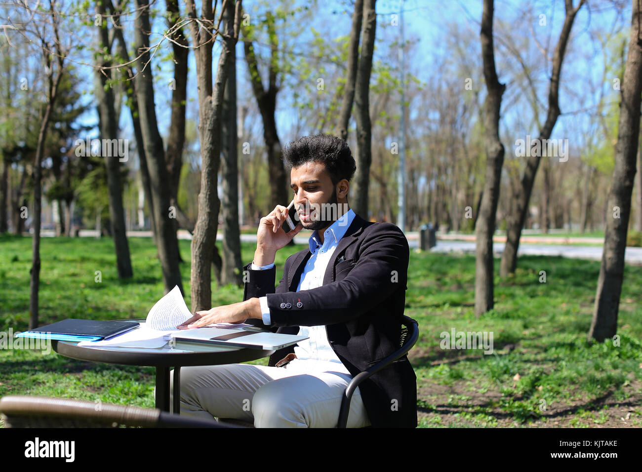 Arbeitslose Mann schließlich gefunden Job im Internet Stockfoto