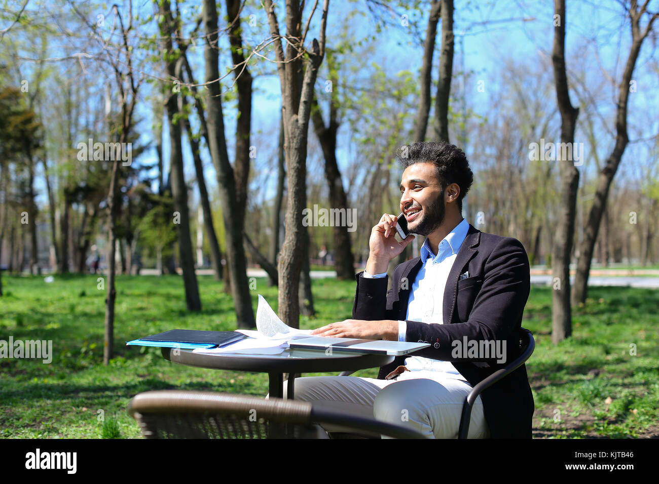 Arbeitslose Mann schließlich gefunden Job im Internet Stockfoto