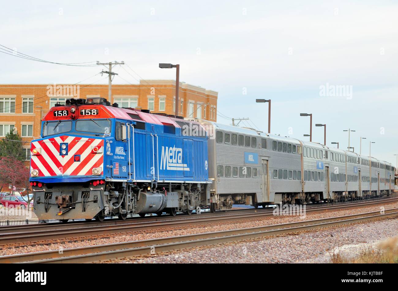 Eine eingehende Metra Zug transportiert Pendler zu Chicago in die Vorstadt Lombard Bahnhof ankommen. Lombard, Illinois, USA. Stockfoto