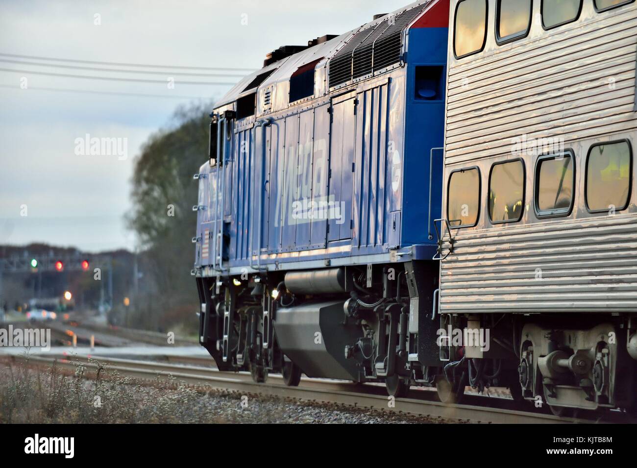 Eine ausgehende Metra Zug transportiert Pendler aus Chicago Köpfe westwärts nach dem Anhalten an der suburban Lombard, Illinois Bahnhof. USA. Stockfoto