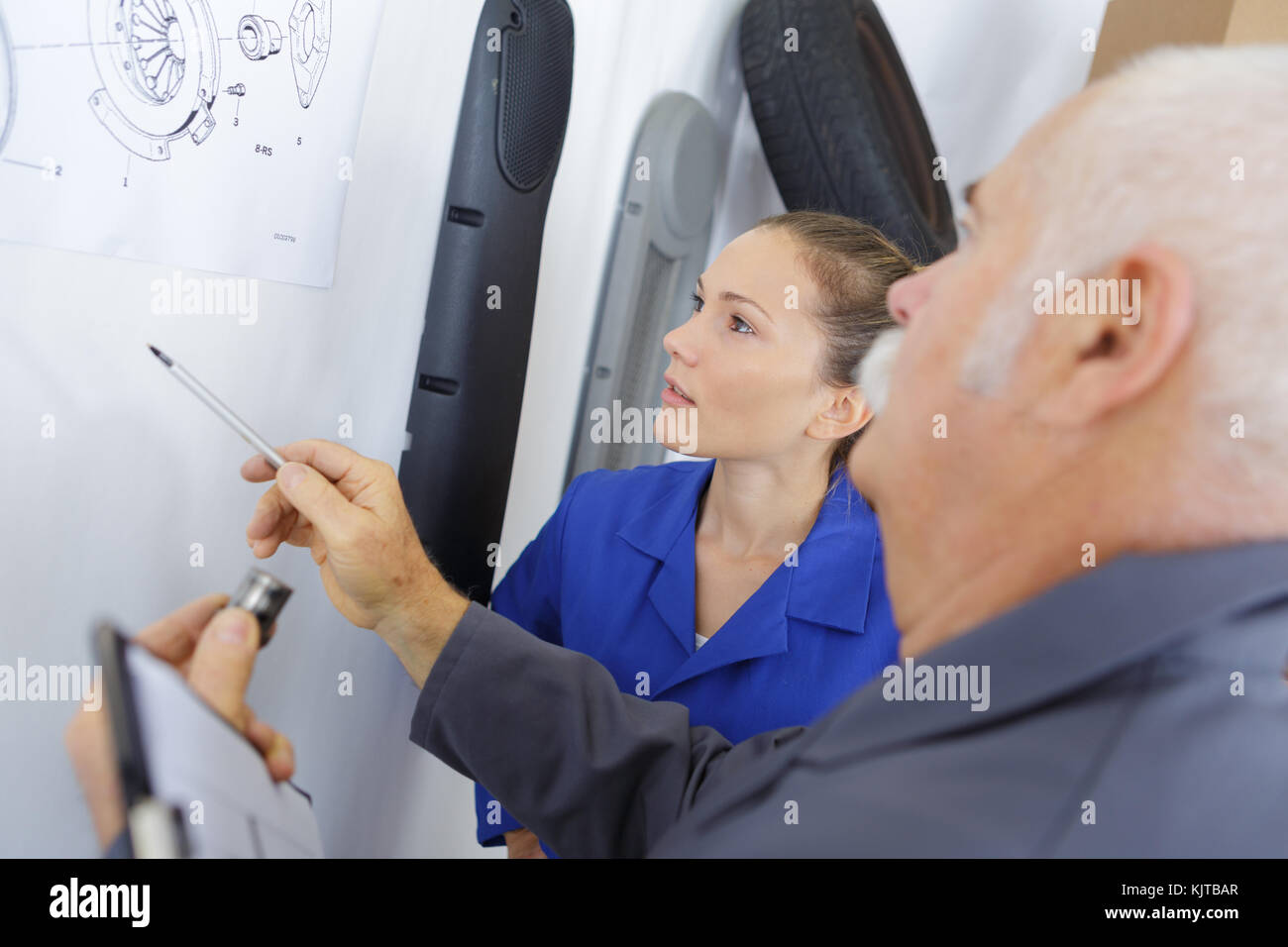 Ingenieur und weiblichen Lehrling Arbeiten am Design Struktur Stockfoto