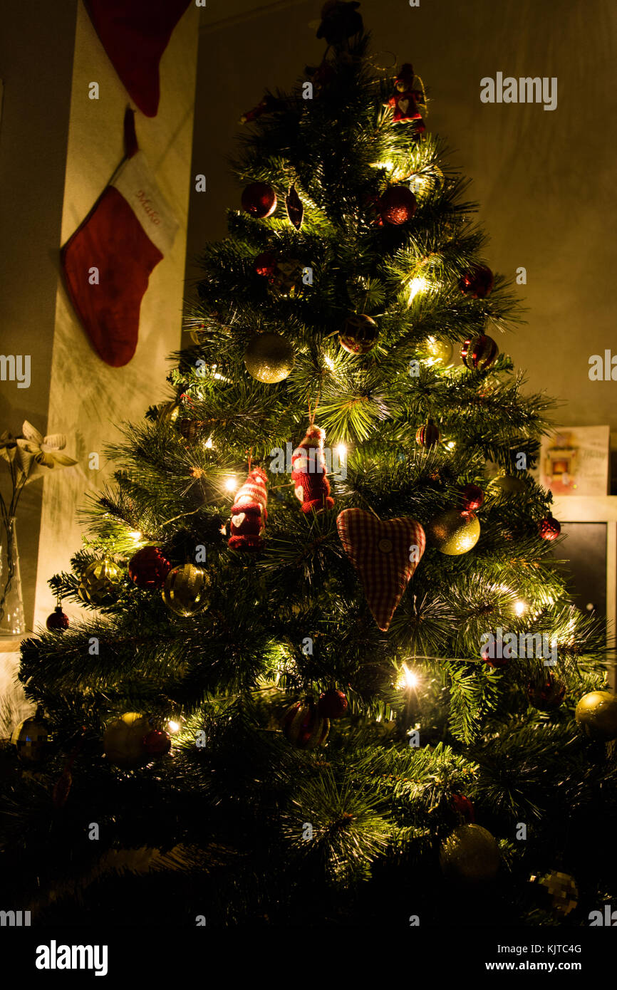 Ein Schoner Weihnachtsbaum In Eine Kleine Gemutliche Zimmer Mit Strumpfen An Der Wand Stockfotografie Alamy