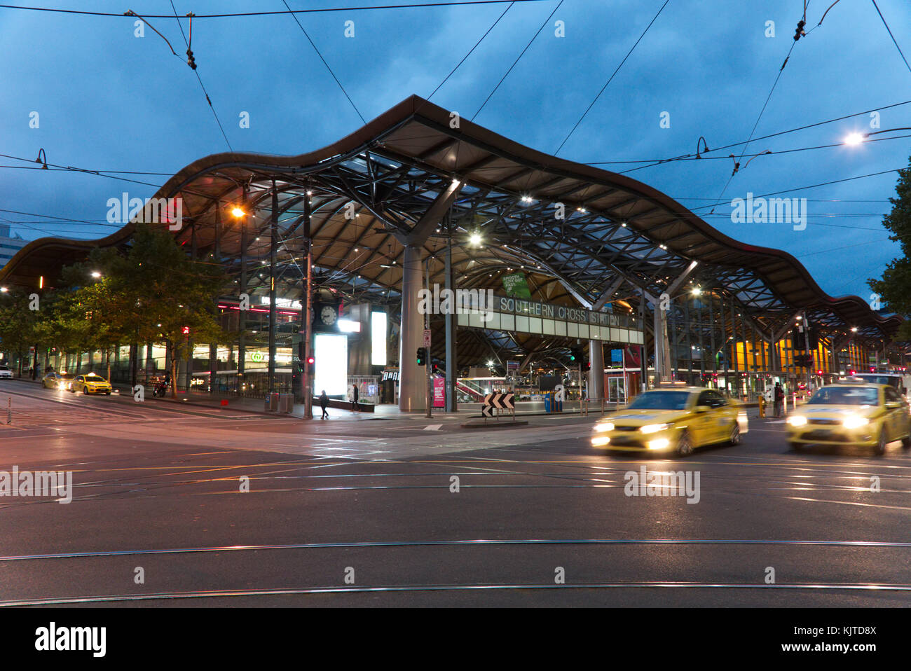 Southern Cross (ehemals und noch umgangssprachlich, als Spencer Street) ist ein großer Bahnhof in Docklands, Melbourne. Es ist an der Spencer Street, Stockfoto