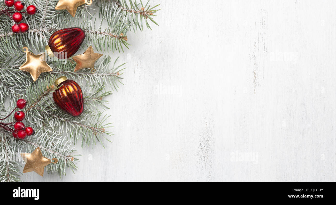 Weihnachten Dekorationen und Tannenbaum auf weißem Hintergrund schäbig aus Holz. Stockfoto