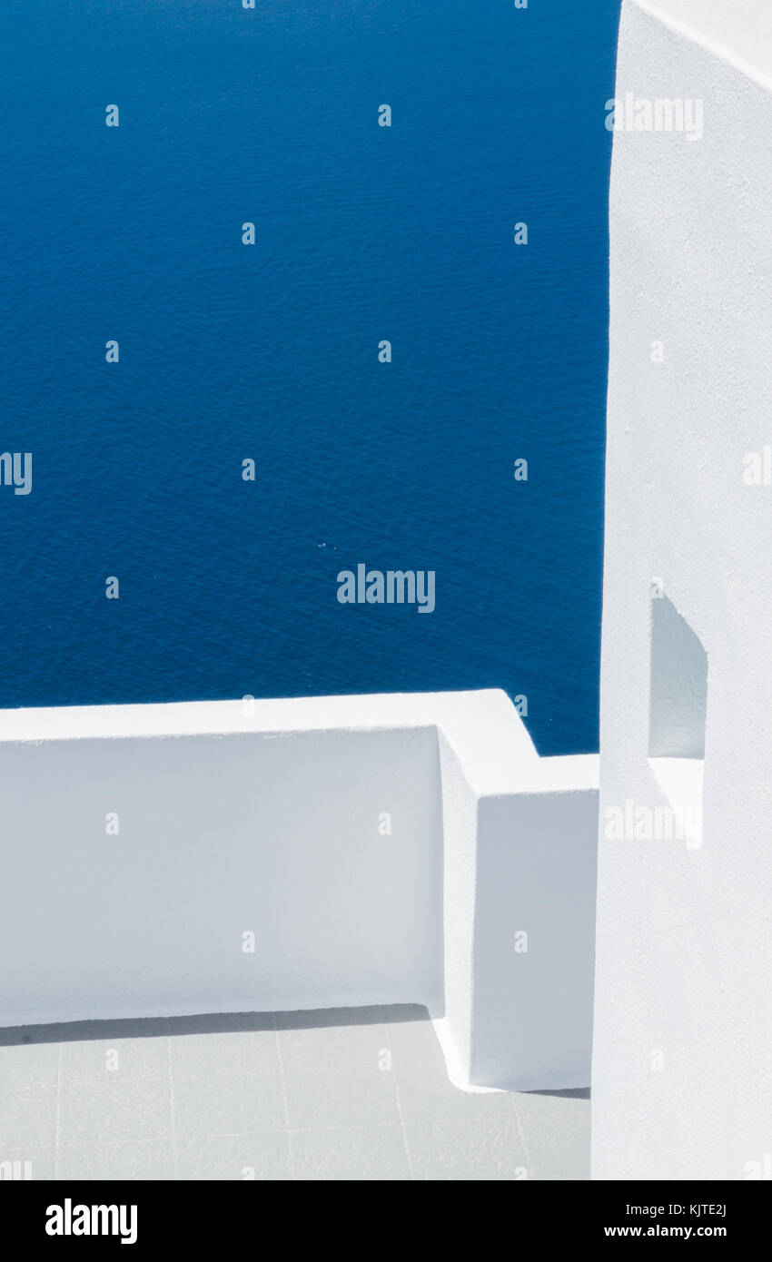 Weiß getünchte Wände griechischer Architektur mit dem tiefblauen Wasser im Hintergrund, aufgenommen in einem Dorf auf der Insel Santorini Stockfoto Weiß getünchte Wände griechischer Architektur mit dem tiefblauen Wasser im Hintergrund, aufgenommen in einem Dorf auf der Insel Santorini Stockfoto