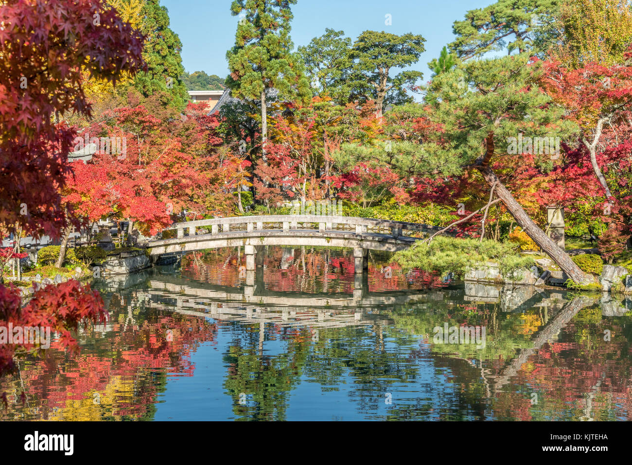 Schöne Herbstfarben, Falllaub und gorukaku Steinbrücke über den Hojo - Ike-Teich der Benten-cho Schrein. Zenrin Eikan-do-ji Temple. Kyoto, Japan Stockfoto