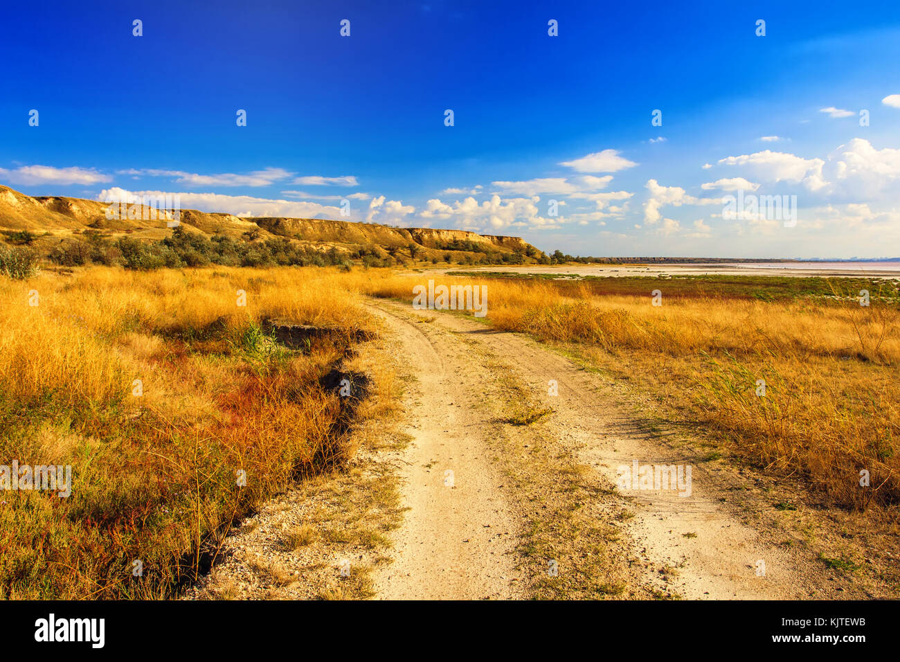 Odessa, kuyalnik Mündungsgebiet, das Salzmeer, Straße und Felsen Stockfoto