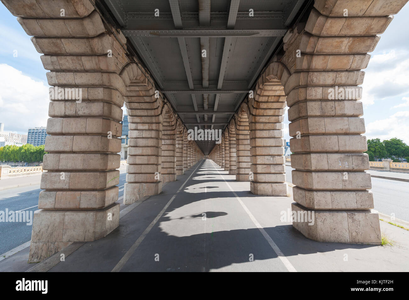 Fluchtpunkt Ansicht von unterhalb der Brücke in Paris Bercy Stockfoto