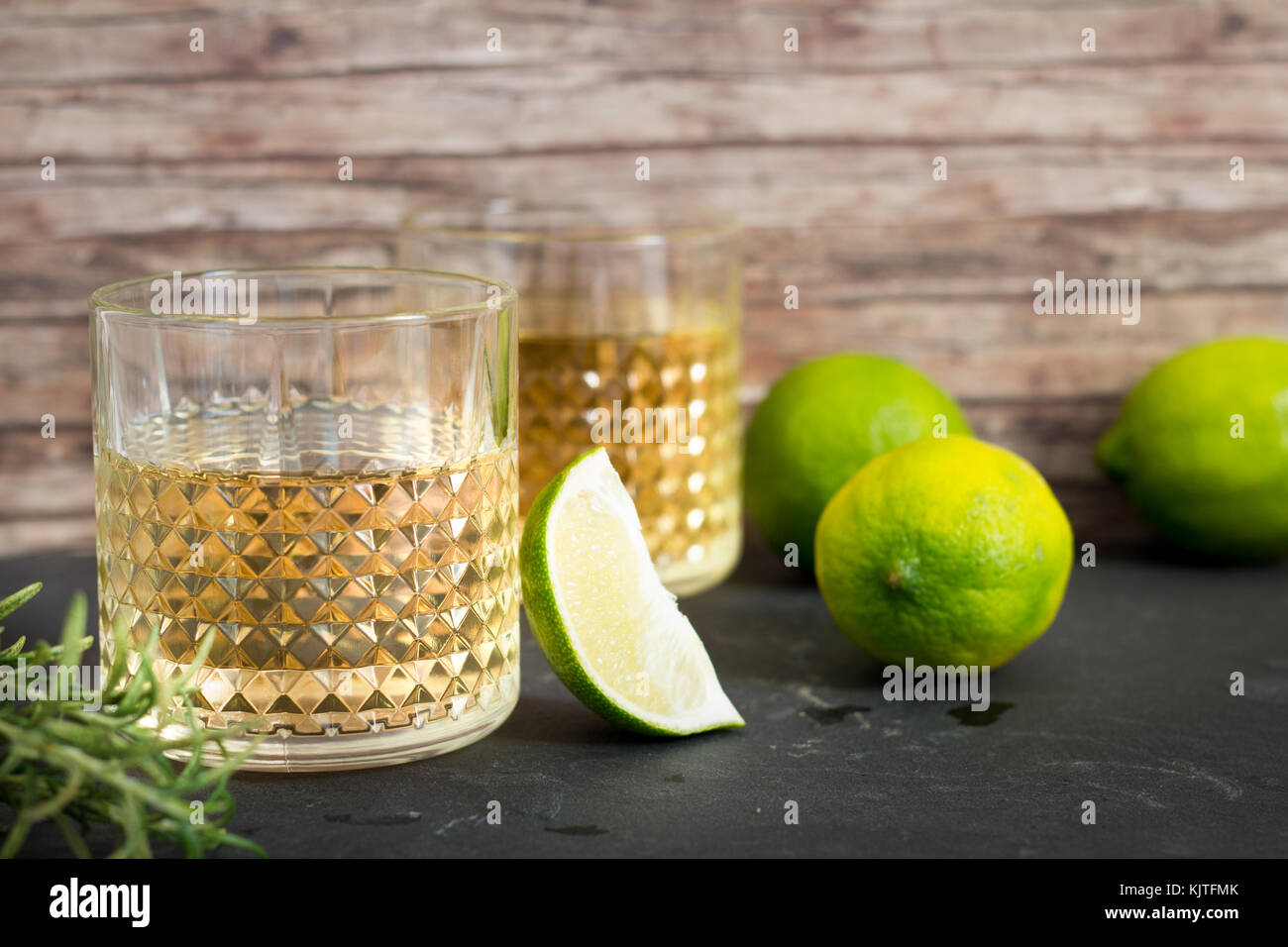 Whiskey Glas mit Holz Hintergrund Stockfoto