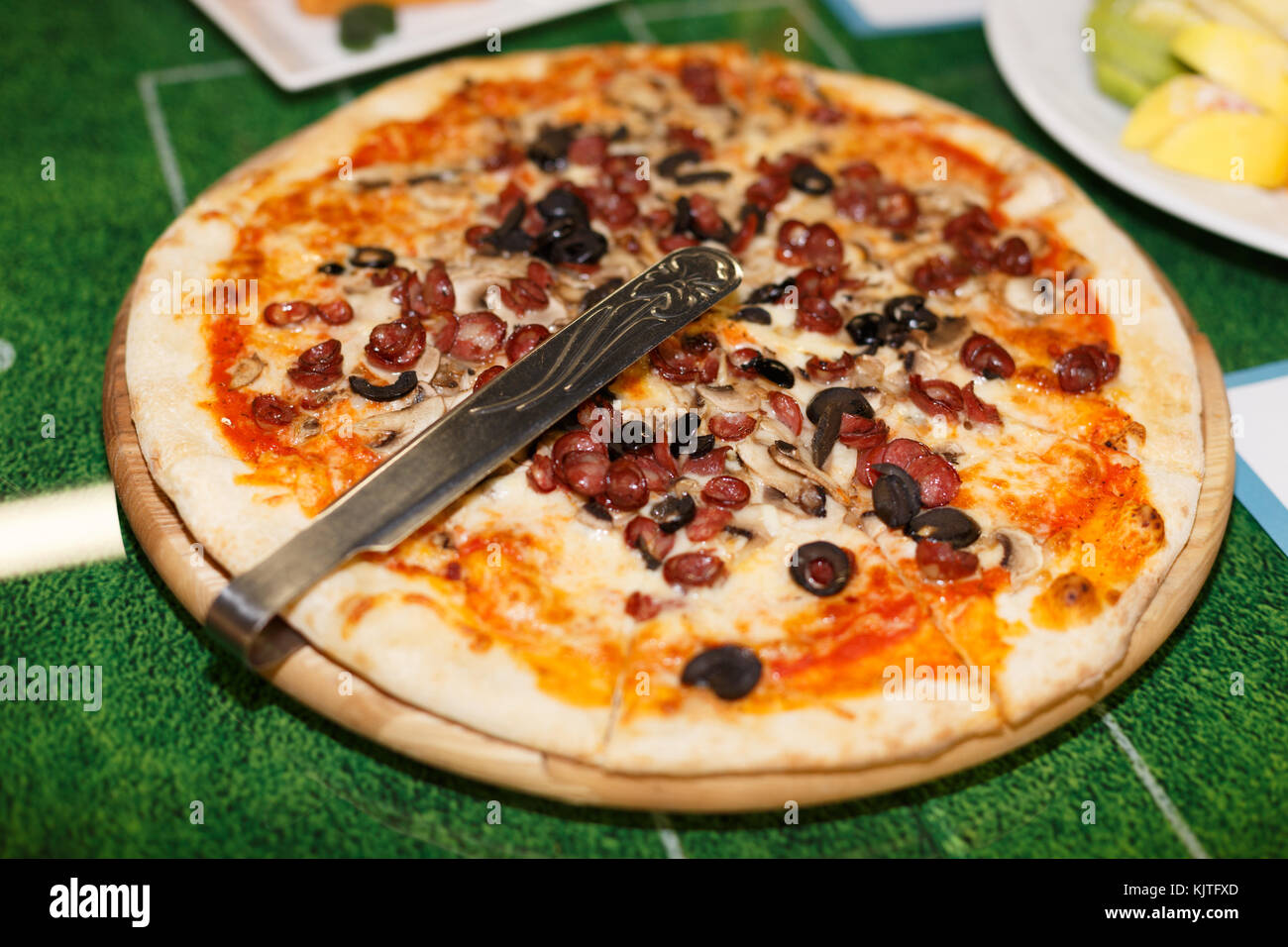 Pizza mit Oliven auf der Platte ganz nah Stockfoto