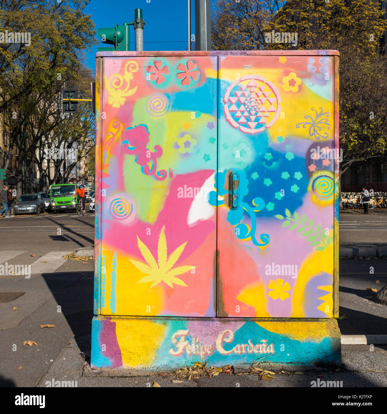 Psychedelische Kunst von Felipe Cardena auf einem Stromspeicher in Mailand, Lombardei, Italien Stockfoto