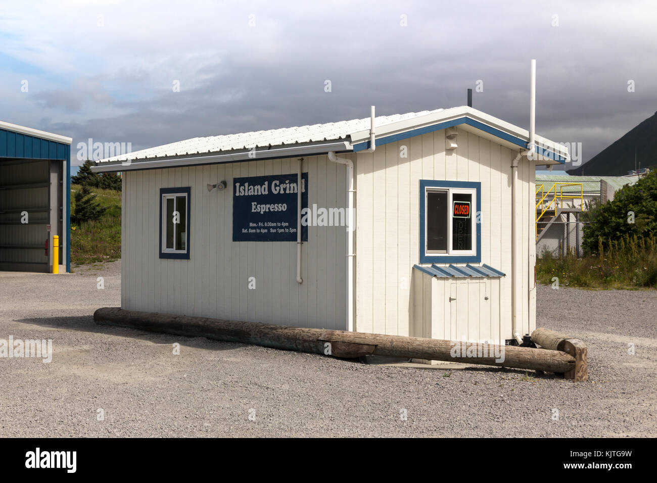 Dutch Harbor, Unalaska, Alaska, USA - 14. August 2017: Die Insel espresso mahlen Coffee Shop am Flughafen beach Road, Unalaska, Alaska. Stockfoto