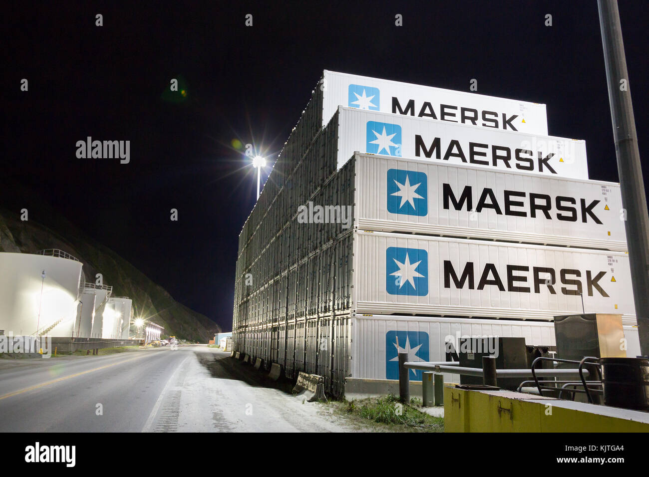 Dutch Harbor, Unalaska, Alaska, USA - 15. August 2017: pile der Transportbehälter von Maersk auf billyhoo Straße bei Nacht, Unalaska, Alaska. Stockfoto