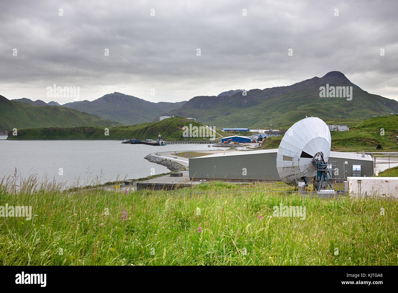 Dutch Harbor, Unalaska, Alaska, USA - 14. August 2017: Ansicht einer Parabolantenne der Tom Madsen Flughafen Dutch Harbor, unalaska. Stockfoto