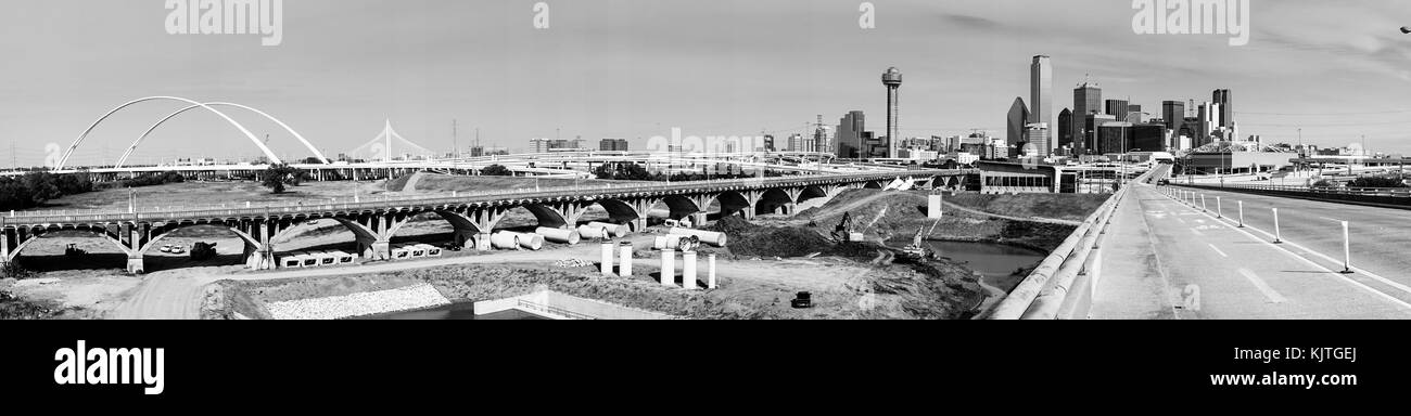 Eine klassische schwarze und weiße lange Panoramablick der Brücken und die Architektur von Dallas Texas Stockfoto