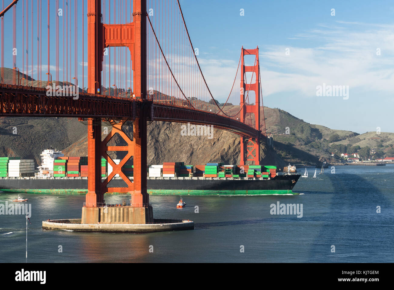 Der Hafen Lotsenboot Führungen dieses große Container Cargo Schiff in der Bucht von San Francisco unter der Golden Gate Bridge Stockfoto