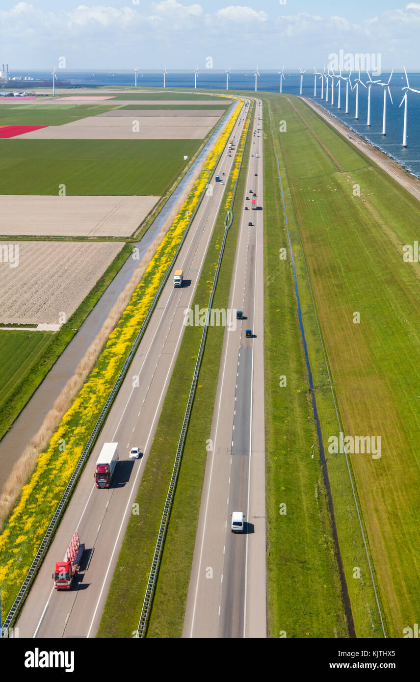 Luftaufnahme von Straße und Windkraftanlagen, Nord Holland, Niederlande Stockfoto