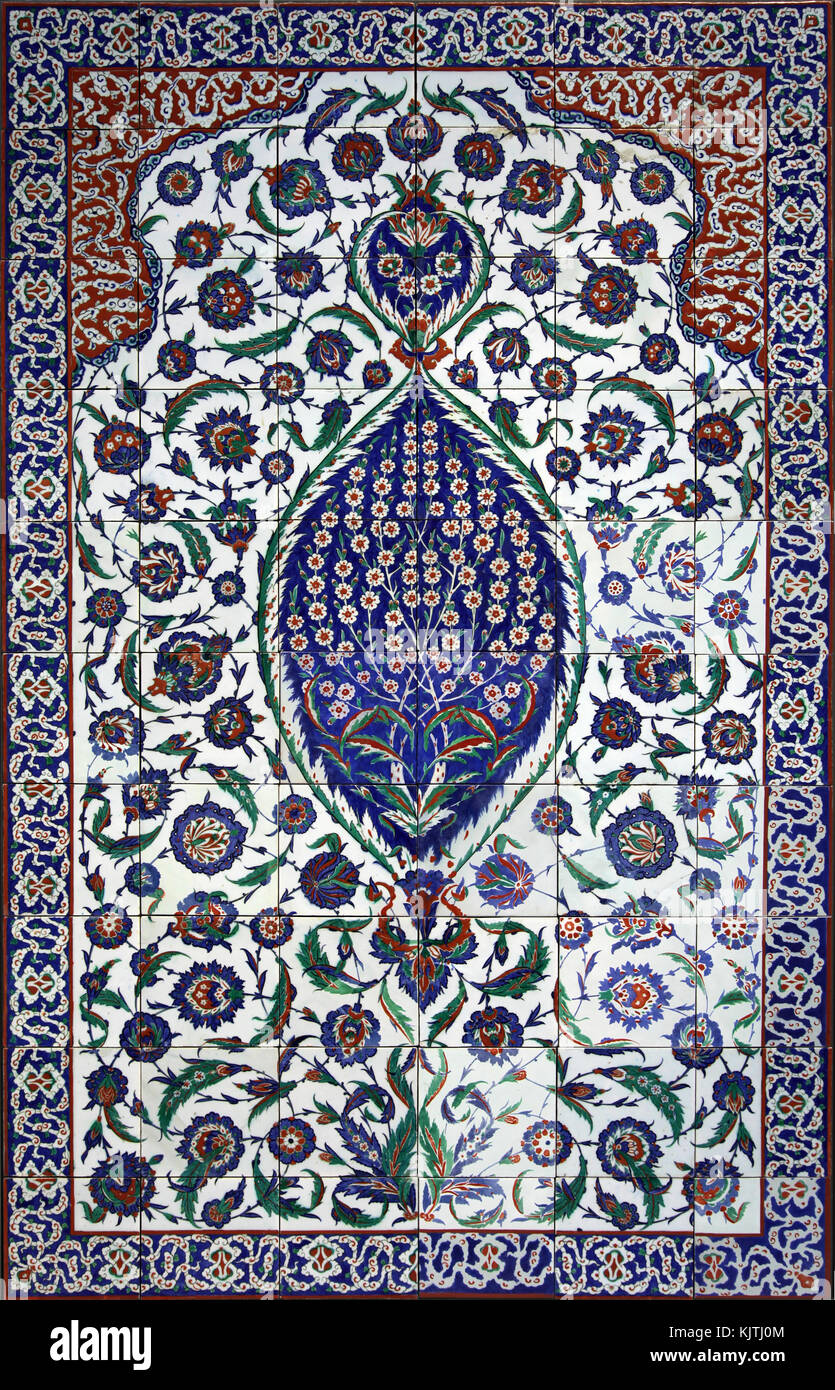 Verkleidung der Wand abdecken mit einem Blumenschmuck aus dem Mausoleum des osmanischen Sultans Selim II. Istanbul Türkei 1566-1574. Stockfoto