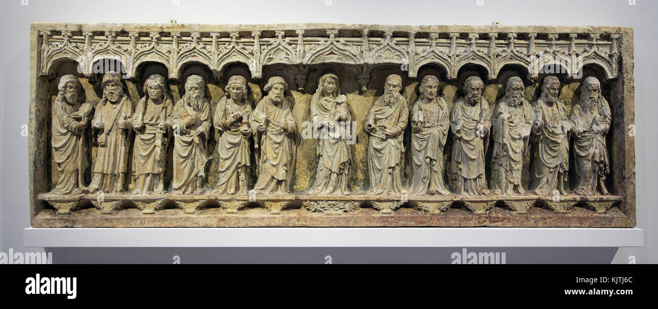 Kalksteinaltar der Kirche St. Martin.title; Jungfrau und Kind zwischen den zwölf apostles.france 1400-1425 n. Chr Stockfoto