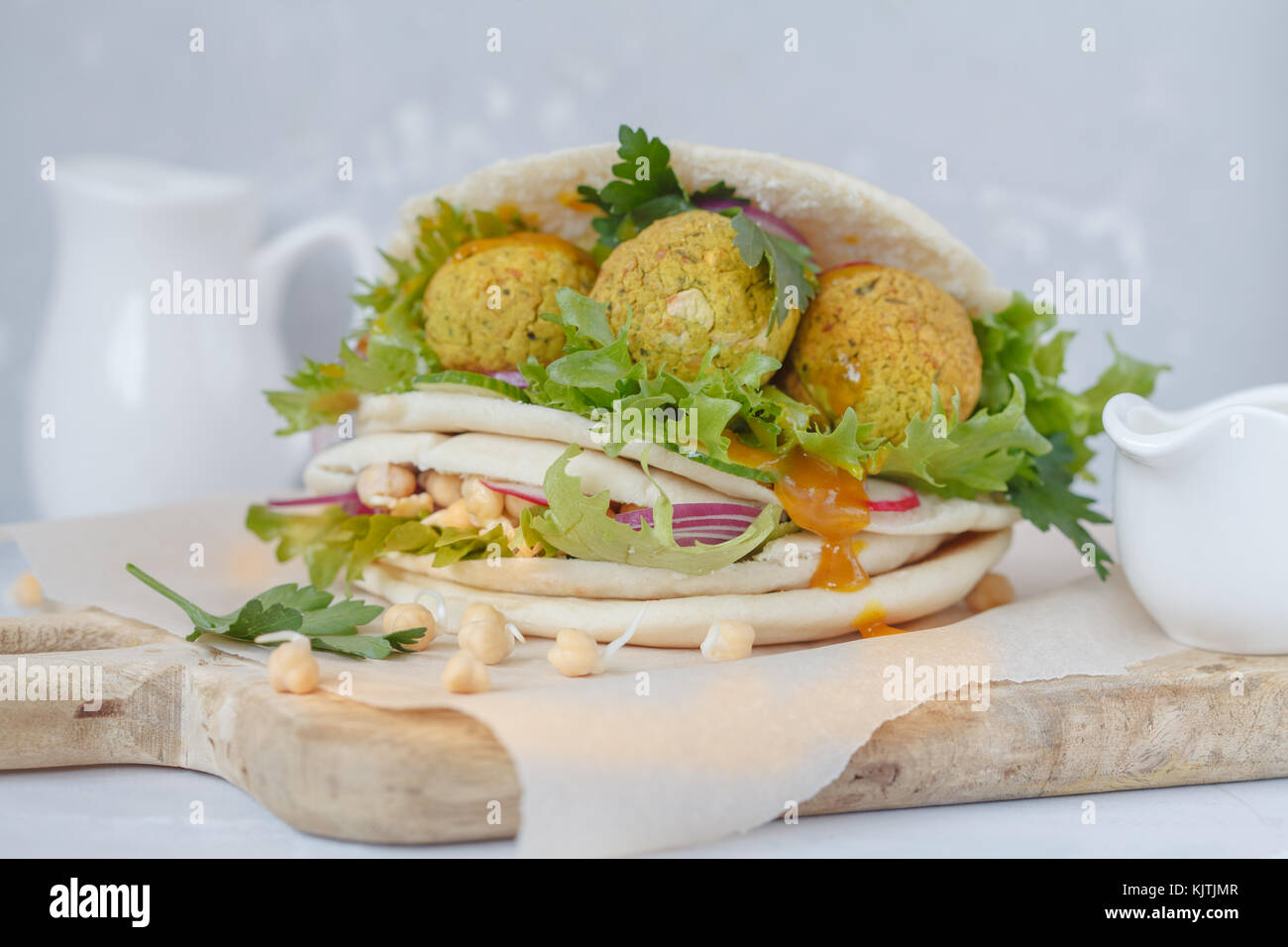 Pita bread lebanese falafel salad -Fotos und -Bildmaterial in hoher ...