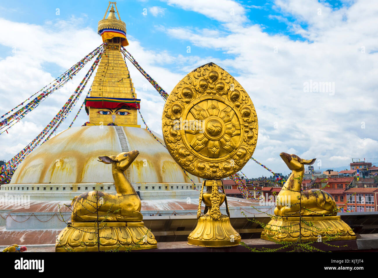 Hirsch als Symbol für Harmonie, Glück, Frieden und Langlebigkeit, Boudhanath Stupa, der größten asiatischen Stupa, UNESCO-Weltkulturerbe, Kathmandu, Nepal, Asien Stockfoto