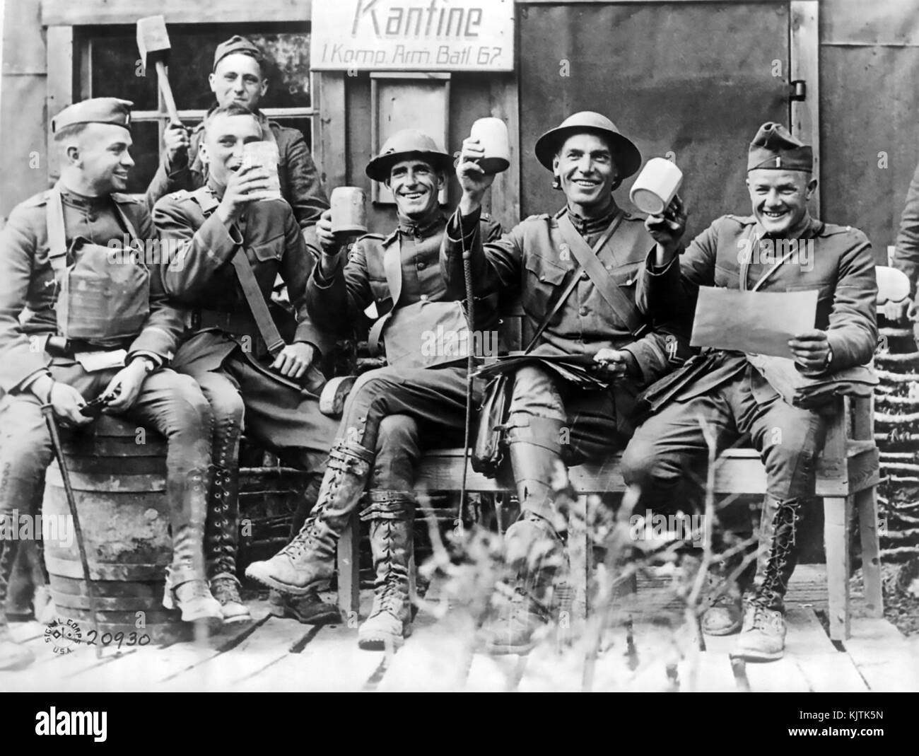 ERSTER WELTKRIEG WAFFENSTILLSTAND NOVEMBER 1918. Amerikanische Truppen in Frankreich feiern die Unterzeichnung. Stockfoto