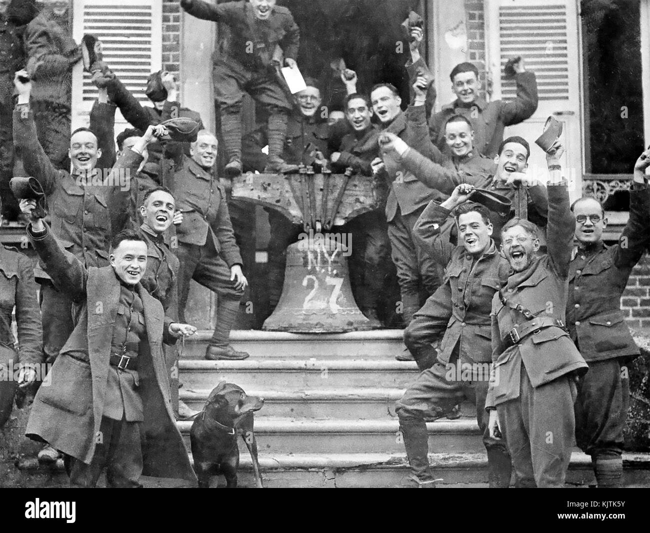 ERSTER WELTKRIEG WAFFENSTILLSTAND NOVEMBER 1918. Amerikanische Truppen in Frankreich feiern die Unterzeichnung. Stockfoto
