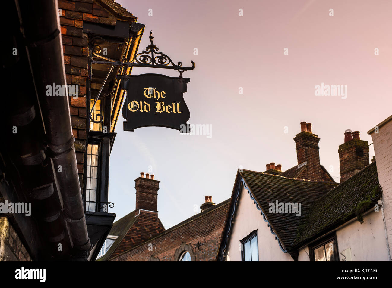 Old fasioned pub Schild hängt über dorf dächer, England Stockfoto