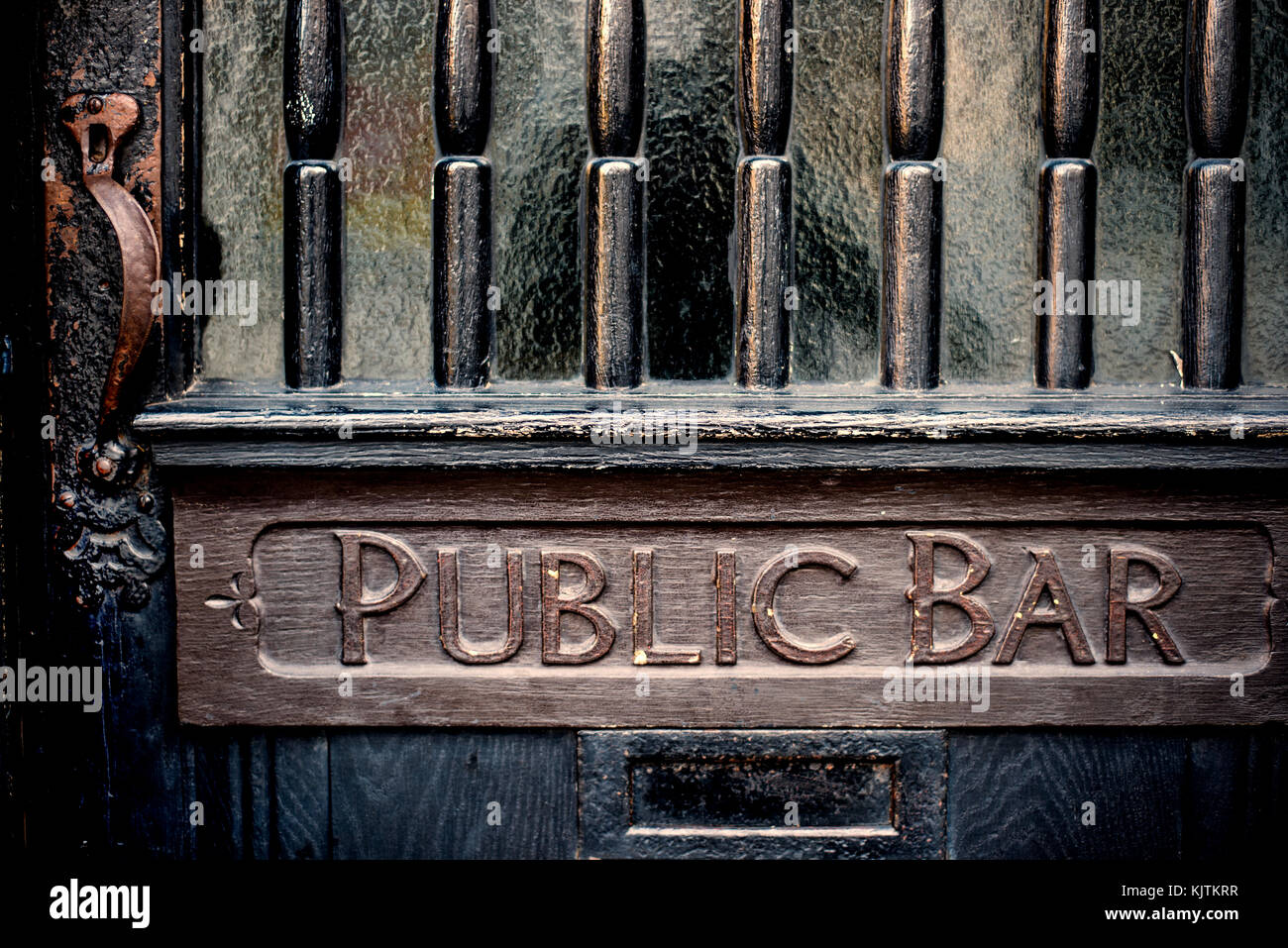 Altmodische Tür mit Schild "Öffentliche Bar', England Stockfoto