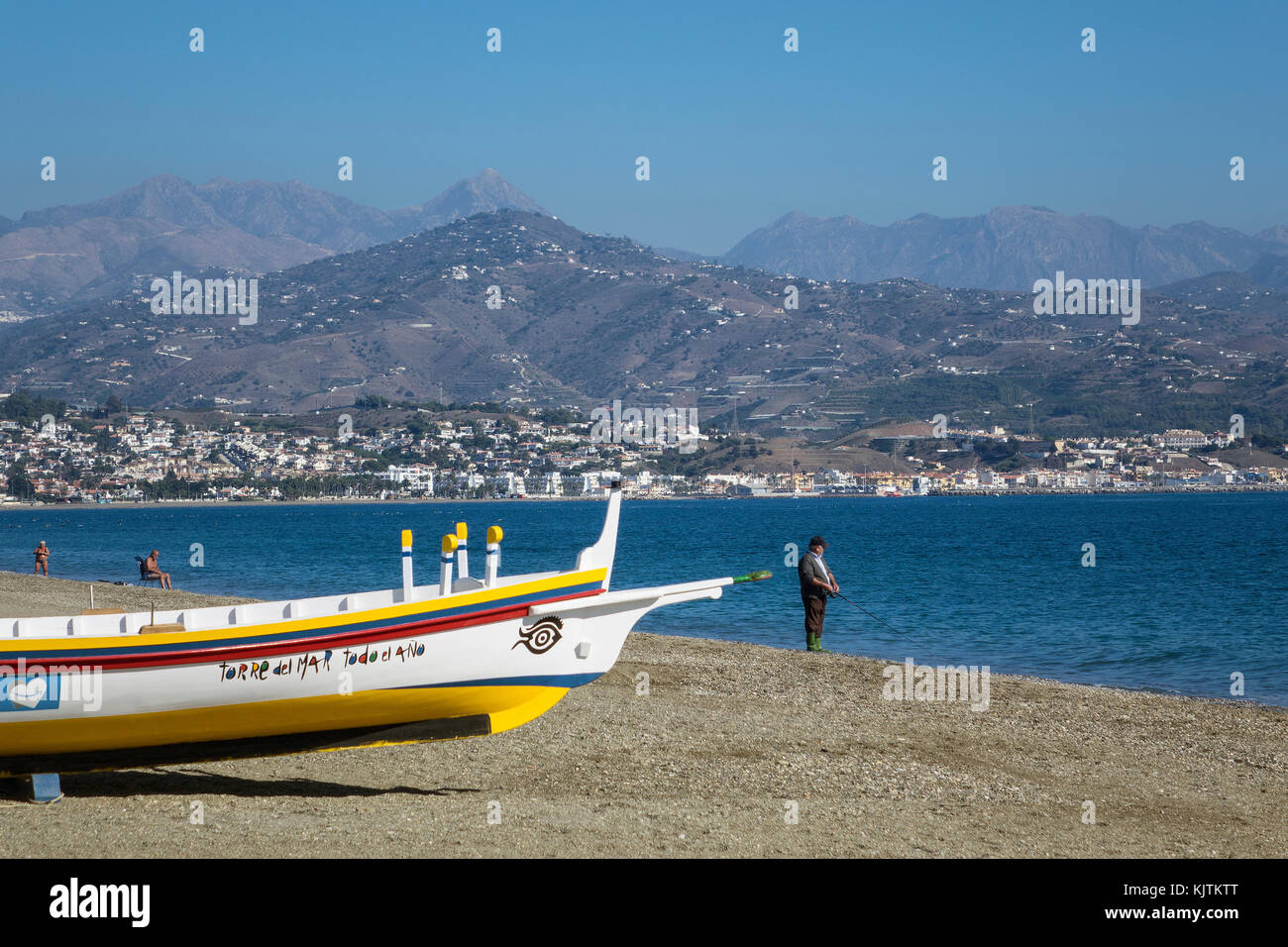Spanien, Andalusien, Costa del Sol, Torre del Mar, Beach & Boot Stockfoto