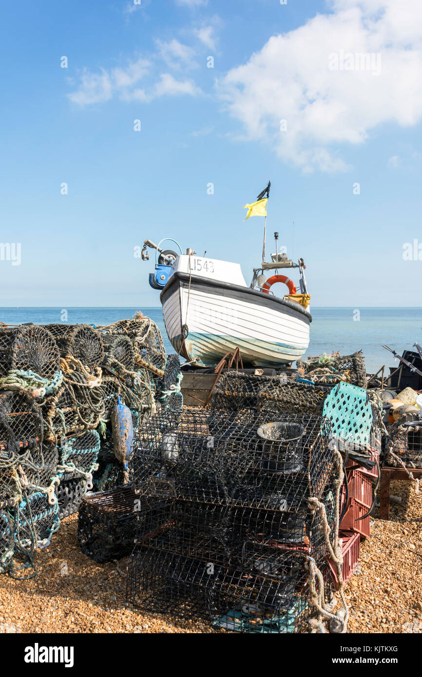 Hummer Töpfe und Angeln Boot am Strand, Deal, Kent, England, Vereinigtes Königreich Stockfoto
