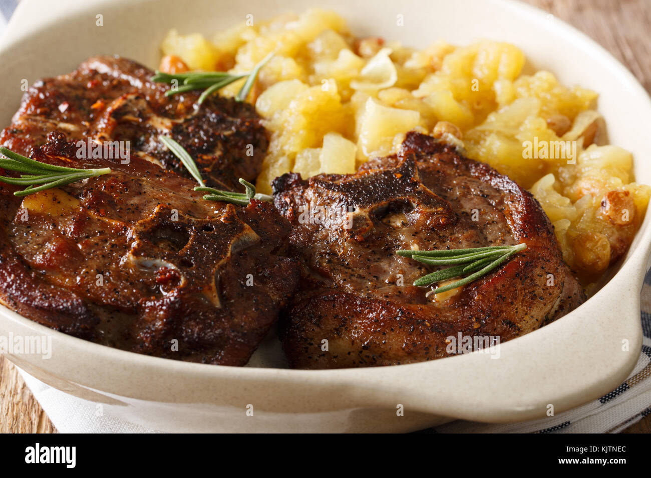 Steak vom Lamm mit Rosmarin und Apfel Chutney in eine Schüssel close-up. Horizontale Stockfoto