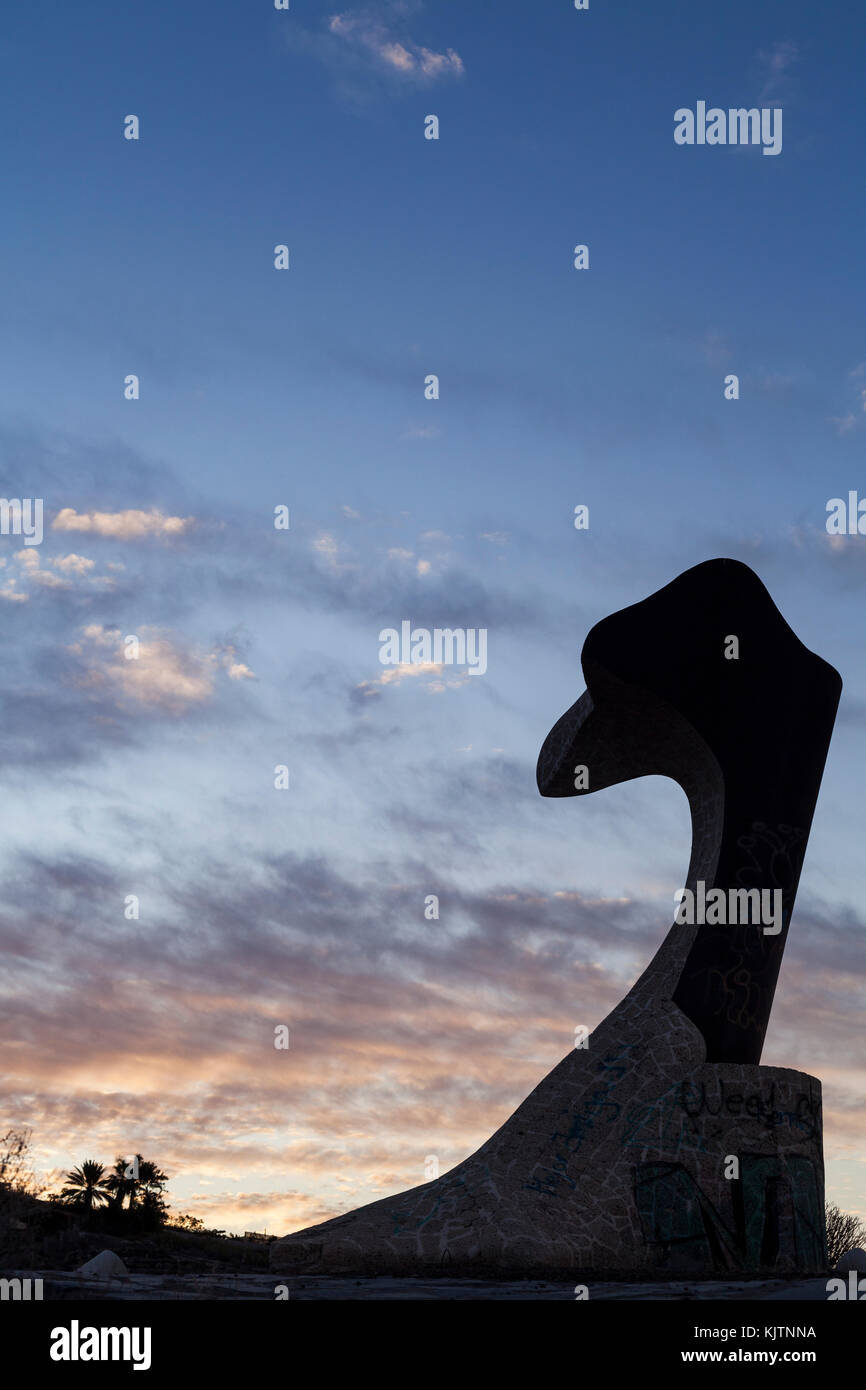 Alcaravana, rock Curlew, Skulptur Silhouette in der Morgendämmerung auf der Klippe oberhalb Playa San Juan, Teneriffa, Kanarische Inseln, Spanien Stockfoto