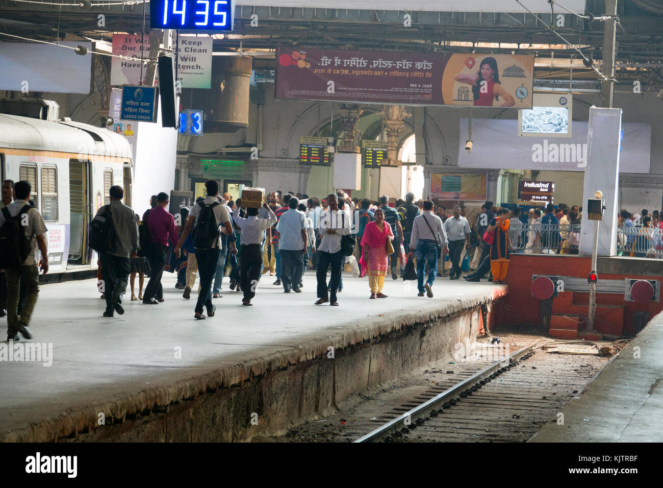 Passagiere auf der Plattform am Bahnhof Chhatrapati Shivaji Terminus in Mumbai, Indien Stockfoto