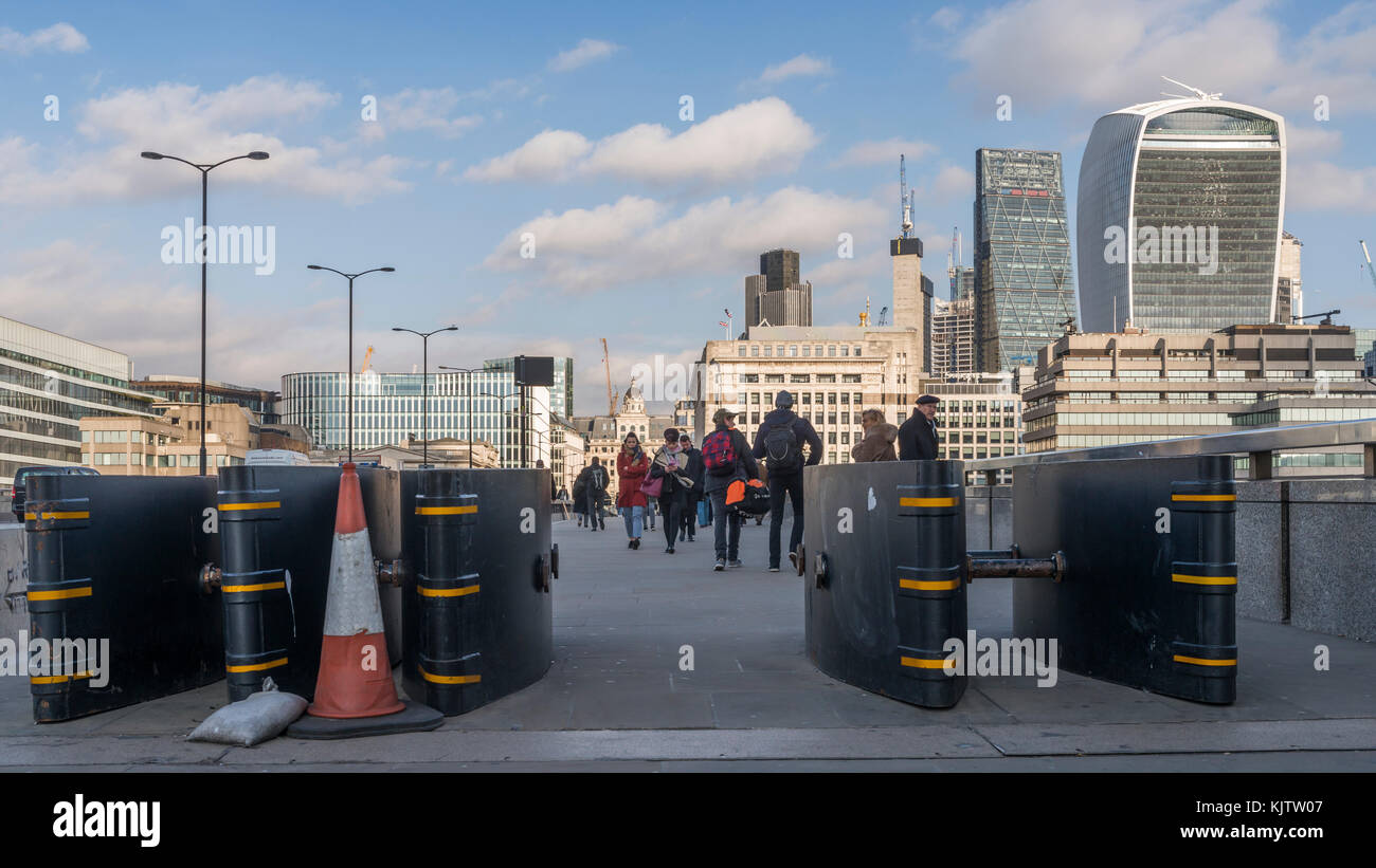 London, Großbritannien, 22. November 2017: Anti-Fahrzeug Hindernisse auf dem Gehsteig auf der London Bridge in der Gemeinde errichtet, Southwark, London SE1 Stockfoto