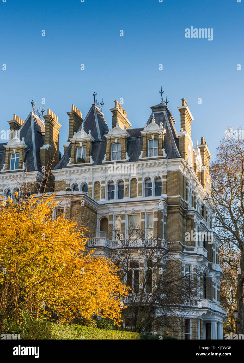 Die im edwardianischen Stil Luxus Wohnungen in South Kensington, London, UK im Herbst Stockfoto