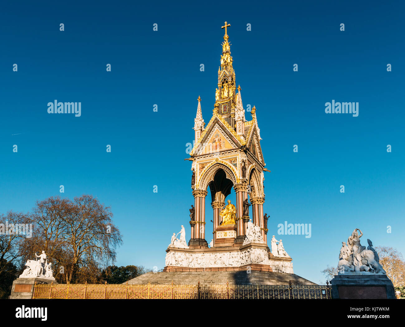 Das Albert Memorial ist in Kensington Gardens, London, direkt nördlich der Royal Albert Hall. Es wurde von Queen Victoria in Auftrag gegeben Ich Stockfoto