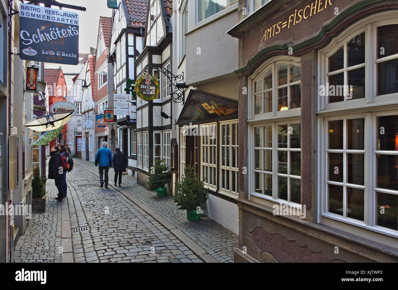 Bremen, Deutschland - 23. November 2017 - schmale Kopfsteinpflasterstraße im historischen Schnoor-Viertel mit Restaurants und Geschäften Stockfoto