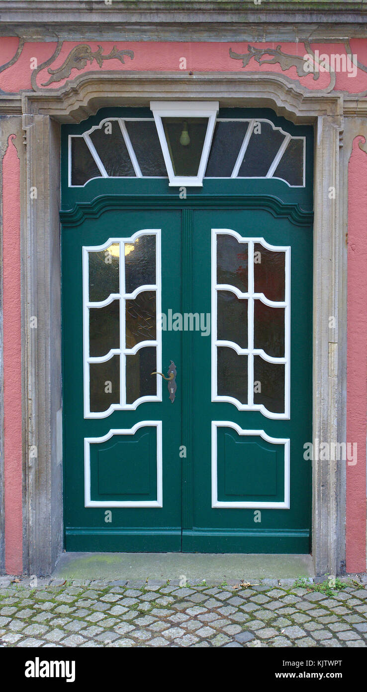 Dunkelgrün Holztür mit weiß gerahmten Fensterscheiben Stockfoto