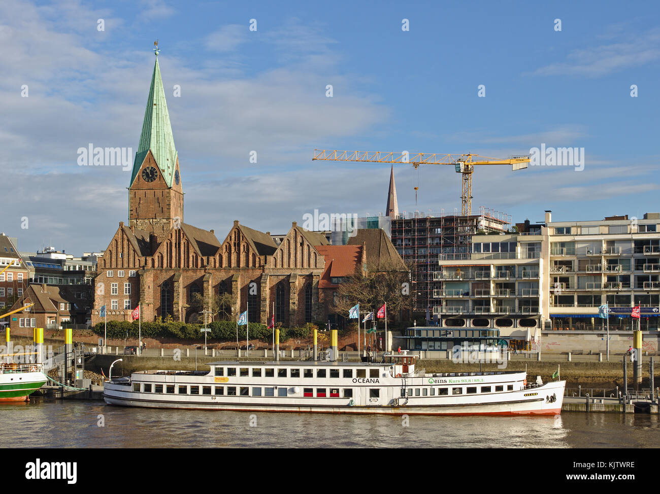 Bremen, 23. November 2017 - Passagierschiff Oceana an ihren Liegeplätzen vor der St. Martini-Kirche Stockfoto