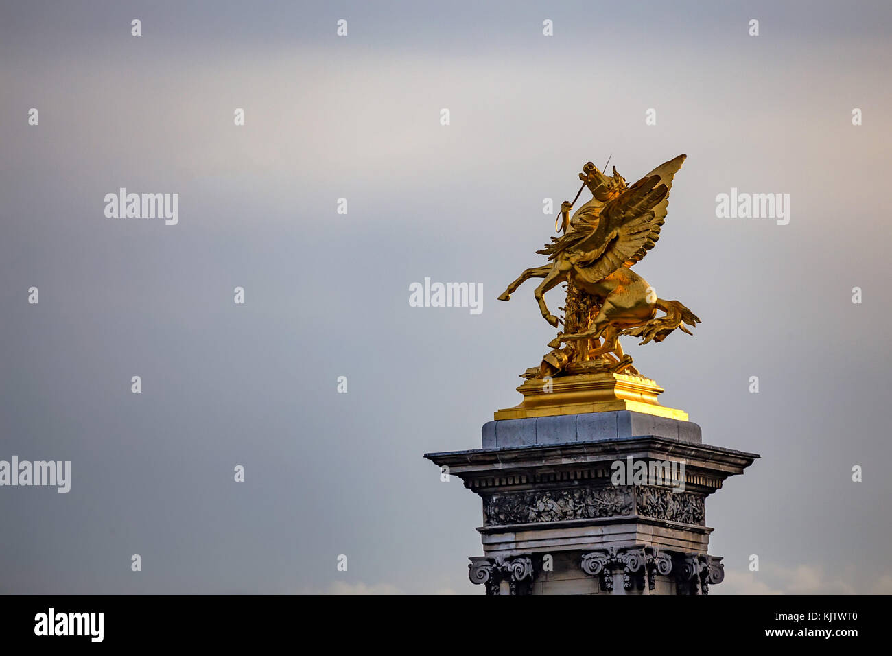 Goldenen Skulpturen in Paris. Stockfoto