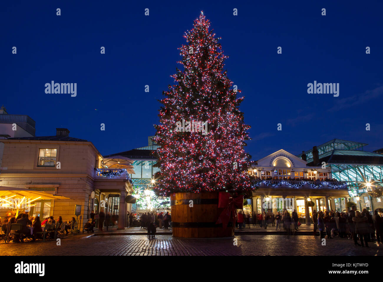 London, Großbritannien, 24. November 2017: Weihnachtsbaum in Covent Garden; saisonale Lichter werden über berühmte Gegend von Central London angezeigt. Stockfoto