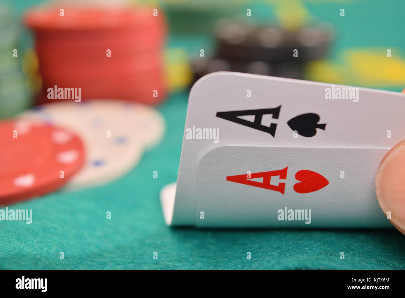 Asse Paar auf einem Spieltisch mit Chips Stockfoto
