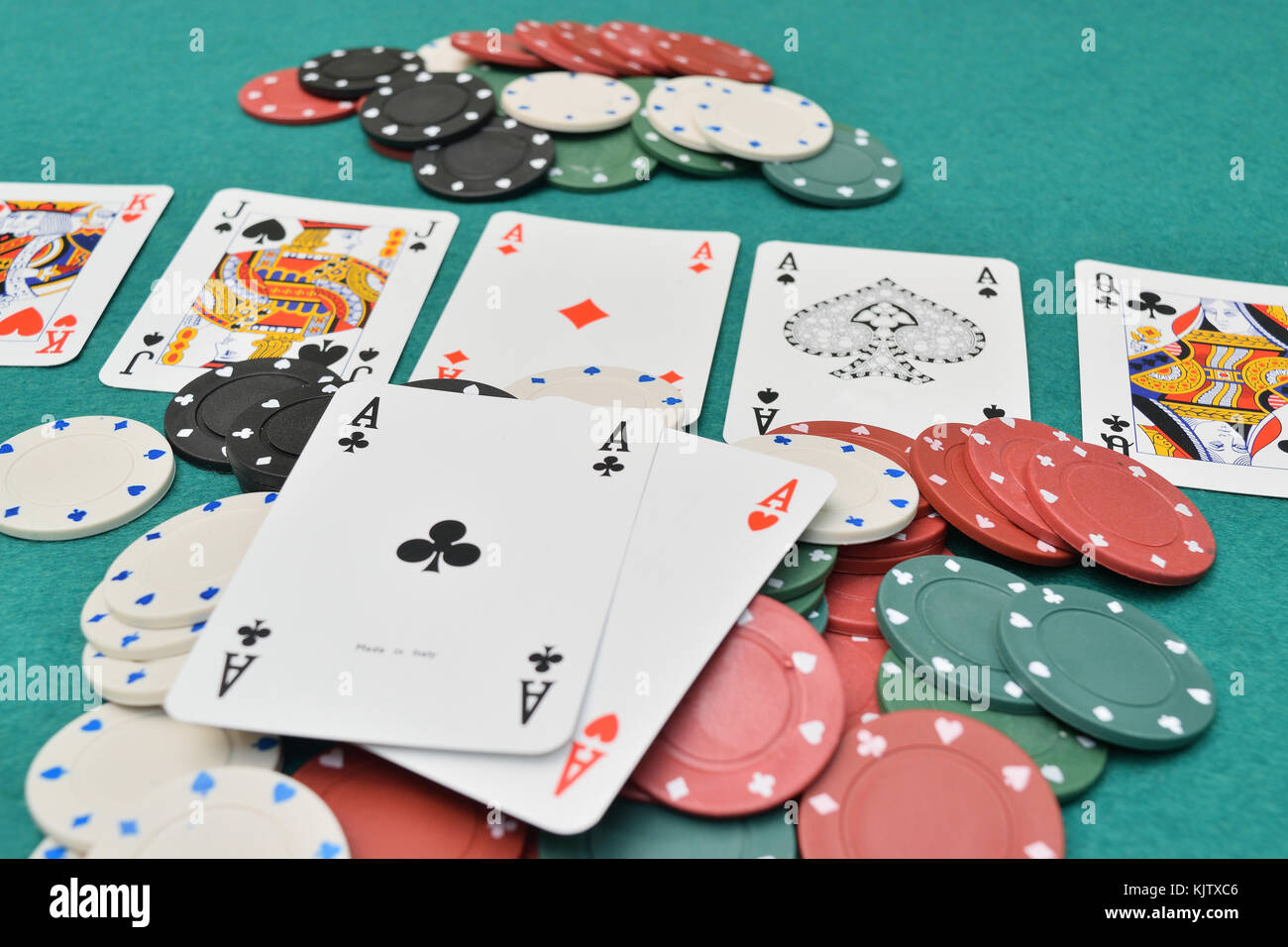 Asse Paar auf einem Spieltisch mit Chips Stockfoto