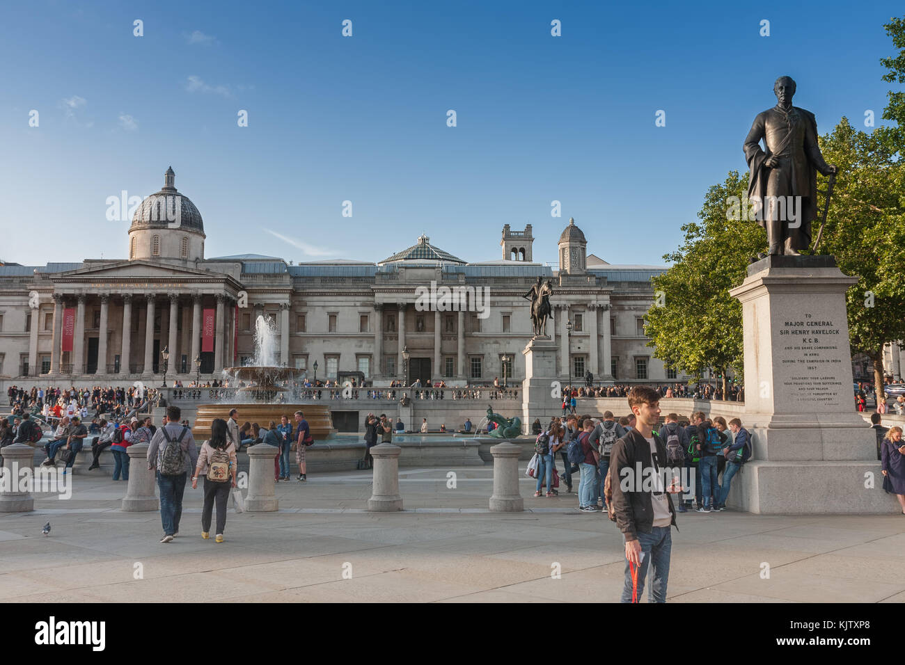 Trafalgar Square, London - September 6,2017: Touristen zu Fuß über den Trafalgar Square, die auf dem Hintergrund der National Gallery am 6. September 2017 in London, u Stockfoto