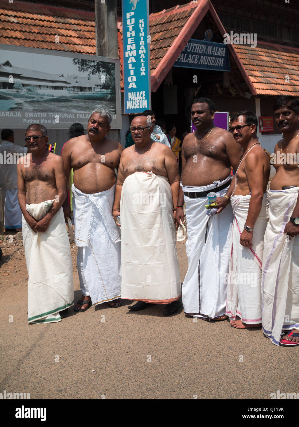 Gruppe männlicher Hinduistische Pilger zu Sri Padmanabhaswamy Temple Stockfoto
