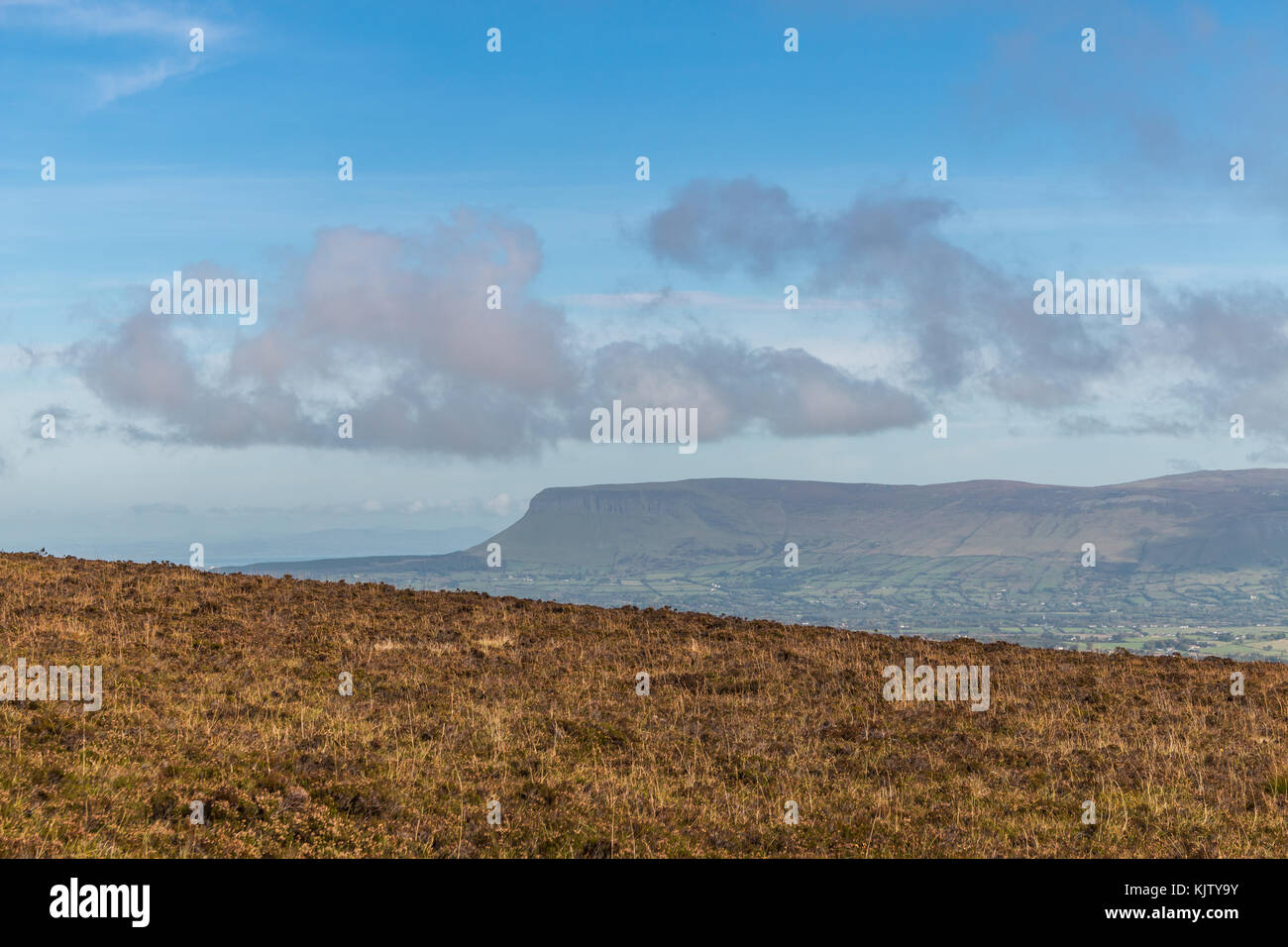 Malerischer Blick auf Benbulben im County Sligo, Irland, wie vom Gipfel des Knocknarea gesehen. Stockfoto